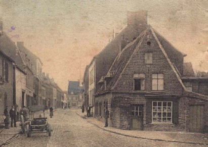 La "Grand-rue". A droite, au premier plan, le "bazar" de Monsieur et Madame DUMORTIER.