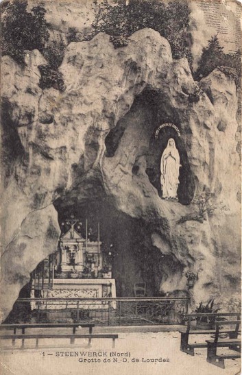 La "grotte" sur le flan de l'église de 1900